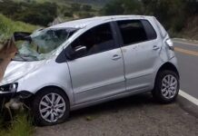 Mulher morre após carro ser atingido por peça que se desprendeu de veículo na BR-235 em Sergipe